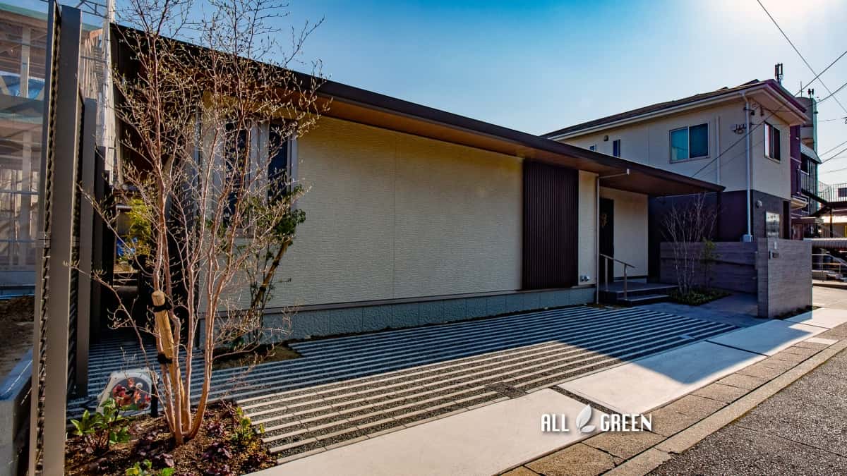 名古屋市守山区の平屋家屋に杉板rc柄タイルを合わせたシンプルモダンな新築外構