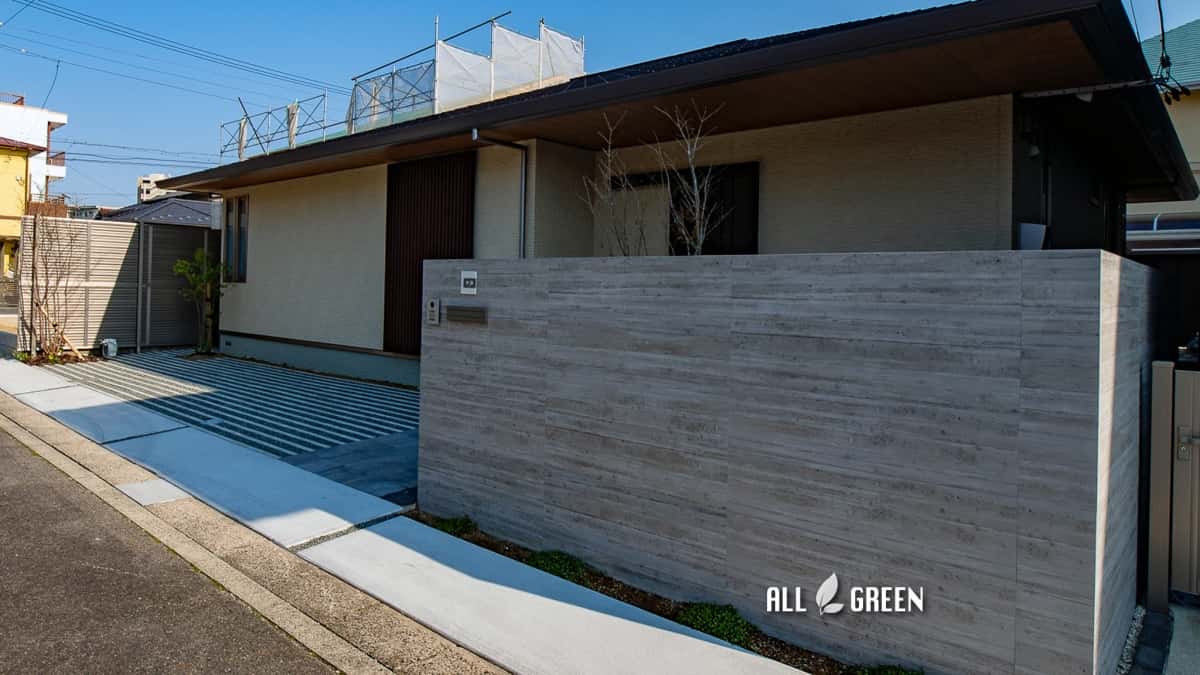 名古屋市守山区の平屋家屋に杉板rc柄タイルを合わせたシンプルモダンな新築外構