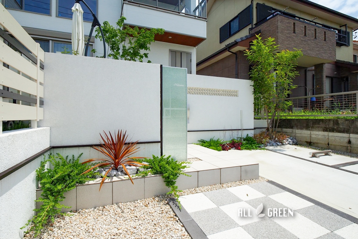 門塀のガラスと基調としている白色で造り出す刈谷市にある爽やかな新築外構