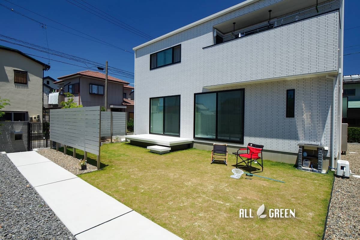 お庭とアプローチを共有する北名古屋市にある二世帯別棟住宅の新築外構 Allgreen 庭 エクステリア 新築外構の専門店