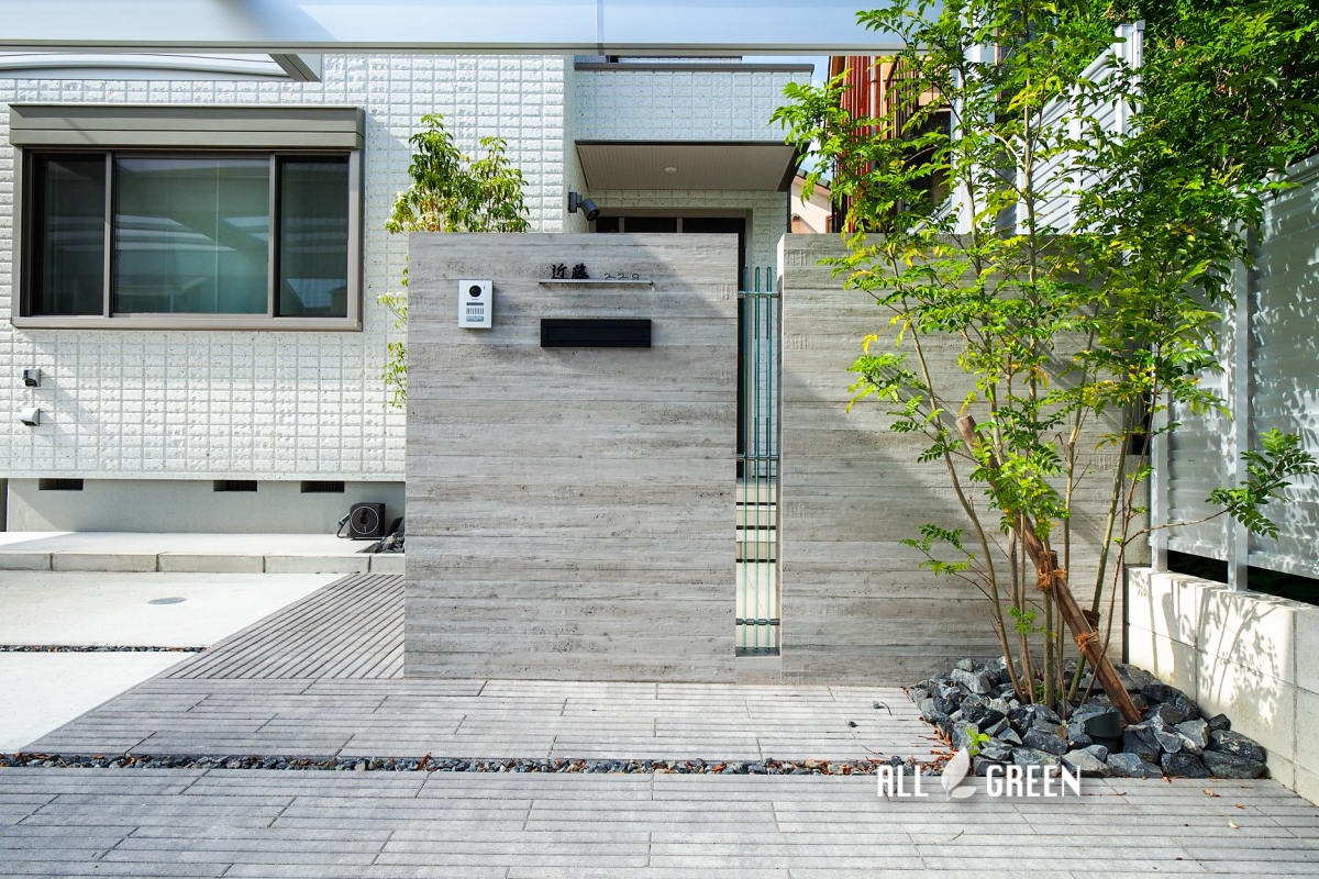 駐車スペースとアプローチ空間をしっかり区切った名古屋市南区の新築外構