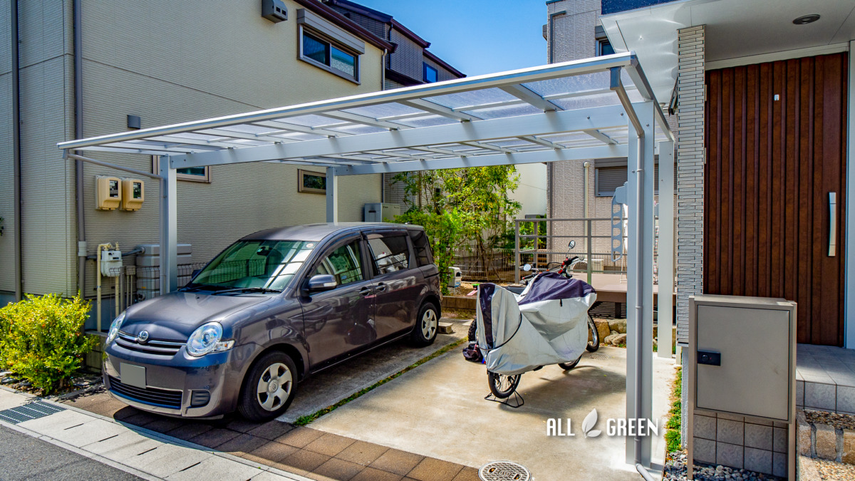 大きなカーポートの屋根で守るのは車だけではありません 二輪車も一緒に守る名古屋市西区のカーポート
