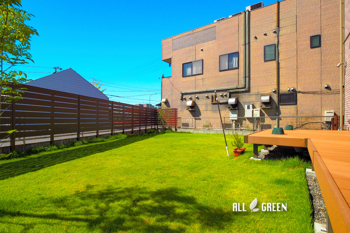 ウッドデッキと天然芝で子供の遊びやすいお庭にリフォームした稲沢市の外構 Allgreen 庭 エクステリア 新築外構の専門店