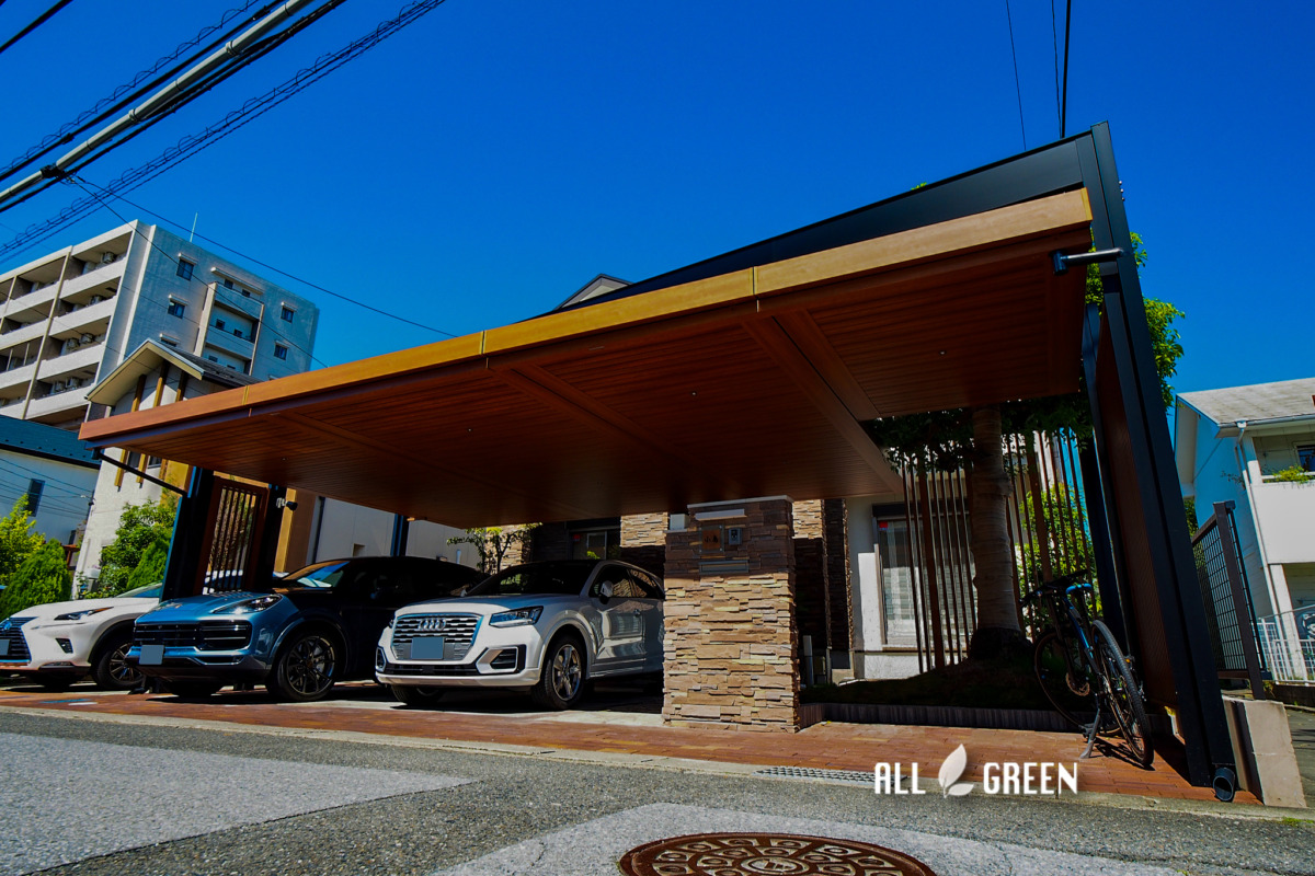 津島市の駐車スペースと駐輪スペースに大きな１枚の屋根を。敷地対応力 